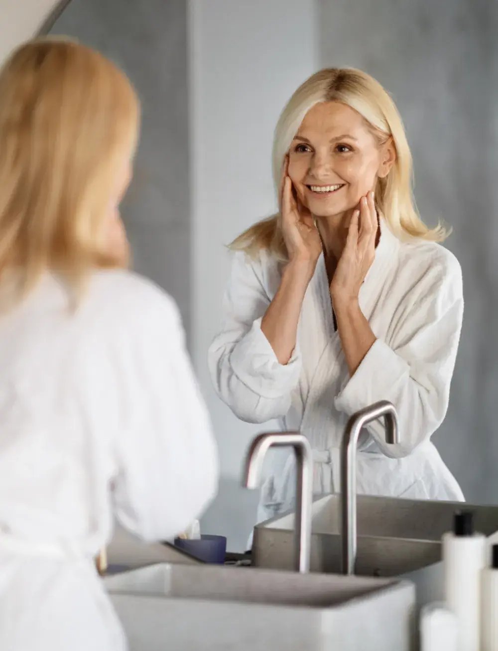 woman_in_mirror